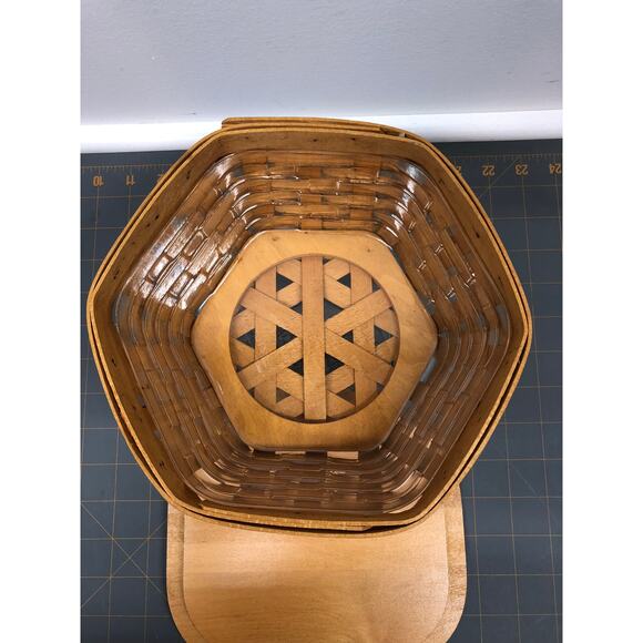 Longaberger 1998 Hexagon Basket with Wooden lid and liner - Picture 4 of 7